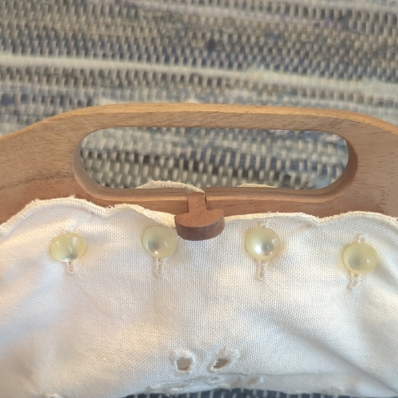 Vintage Wooden Handle White cotton embroidered lucite button Purse - Picture 5 of 7